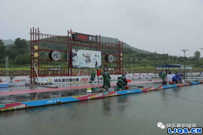 化氏《不服来高湖》第三赛季第三擂开赛，第一赛日雨中青鱼大战雷臣战队遥遥领先！